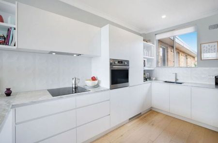 MAGICAL HARBOUR VIEWS AND A PRIZED VILLAGE POSITION - Photo 3