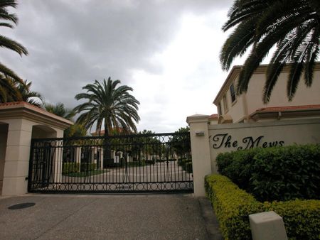 Stylish Townhouse in Gated Benowa Estate - Photo 4