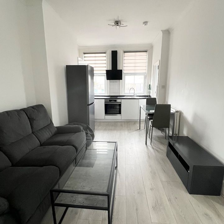 2 Bed Flat, London, W3 - Photo 1