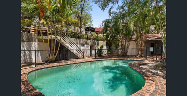 Renovated and fully air conditioned ground floor apartment - Photo 1