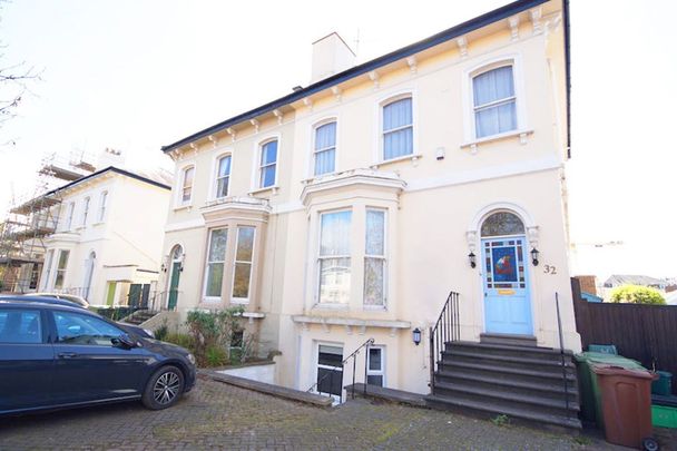 A 2 Bedroom Flat in Queens Road GL50 2LT - Photo 1