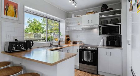 Genuine Long Term - Great Location - Excellent Modern Home - Photo 2