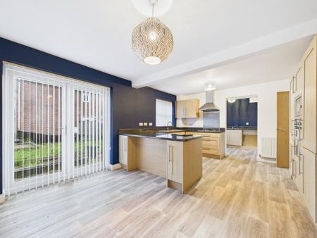 4 bedroom detached house to rent - Photo 2