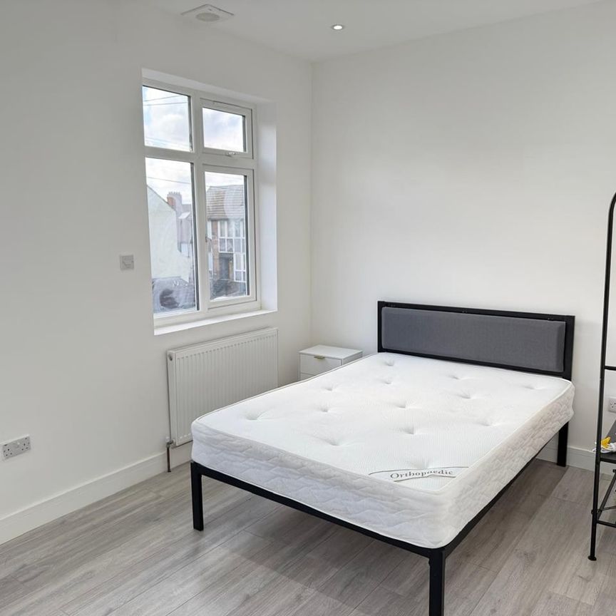 Studio Flat, Hill House Road, SW16 - Photo 1