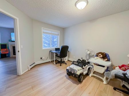 Spacious 2 Bed, 2.5 Bath Condo In Shawnessy | Fireplace, Balcony & Rent Incentive - Photo 4