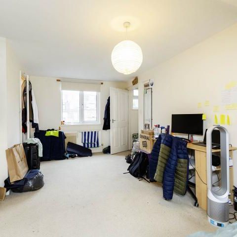 4 bedroom house located a short walk to Stoke Newington Station - Photo 1