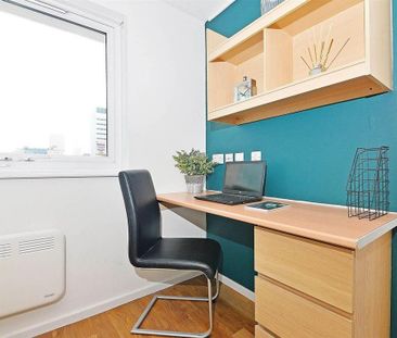 1 bedroom in a flat share to rent - Photo 2