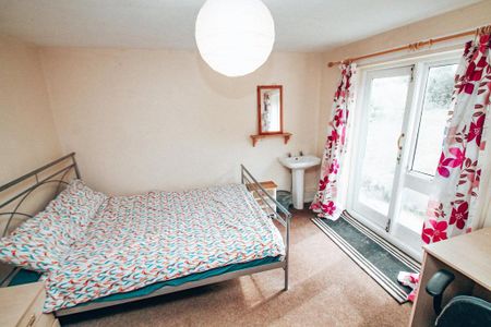 5 bedroom private hall to rent - Photo 4