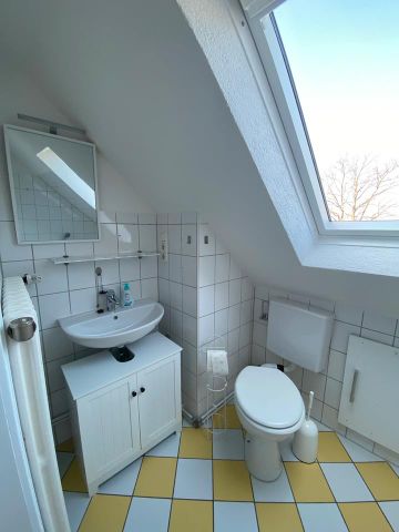 Helle 3. Zimmer Dachgeschosswohnung mit Küche und Garage - Photo 3