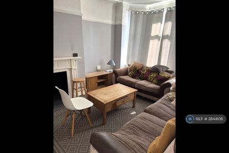 4 bedroom end of terrace house to rent - Photo 3