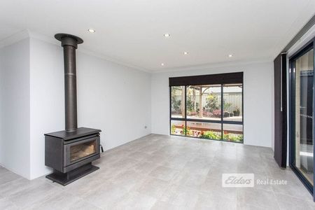 LARGE FAMILY HOME - Photo 2