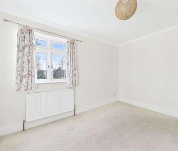 Pinehill Road, Crowthorne, Berkshire, RG45 - Photo 4