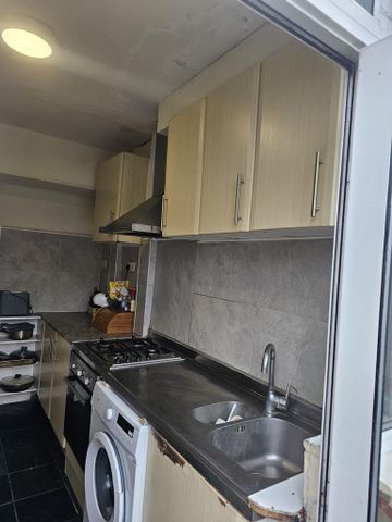 1 bedroom in a house share to rent - Photo 3