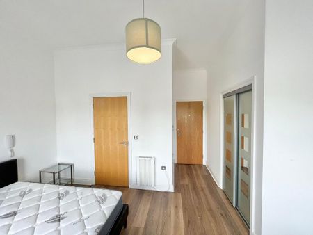 1 bedroom in a flat share to rent - Photo 4