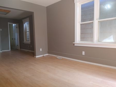 1167 ROBINSON 3 BEDROOM HOUSE WITH GARAGE - Photo 2