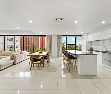 Luxury 3 Bedroom Living - Photo 1