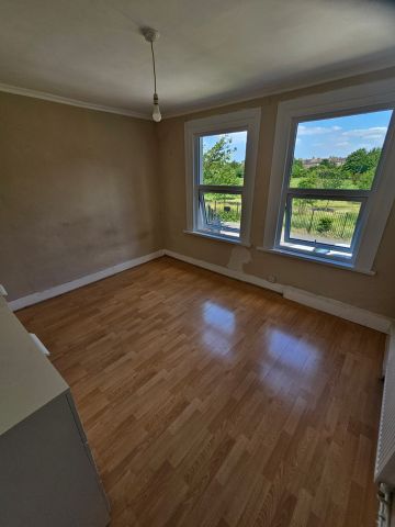 2 Bed Terraced House, Norfolk Road, E17 - Photo 2