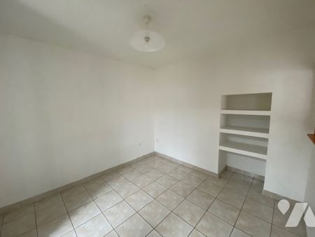 Maison de village à louer avec cour dans le centre du village de Champagne ! - Photo 2