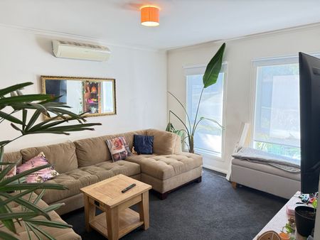 Spacious 4-Bedroom Family Home with a Pool - Photo 5