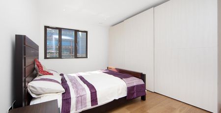 Beautifully presented two-bedroom, two-bathroom apartment located just moments from Tower Gateway and Tower Hill stations, offering excellent access to Canary Wharf and The City - Photo 4