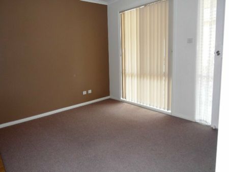 Spacious Three Bedroom Townhouse - Photo 4