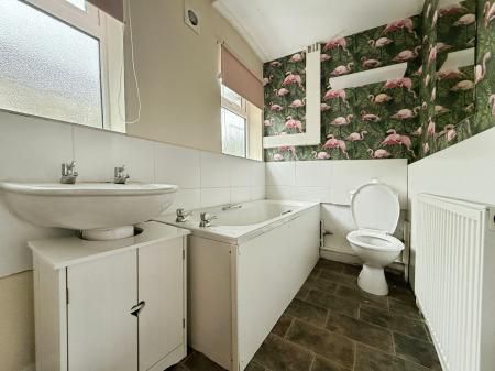 4 bedroom Terraced House To Let - Photo 4