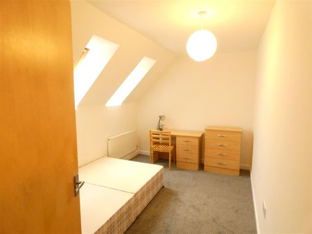 4 bed apartment to rent in Chillingham Road, Heaton, NE6 - Photo 3