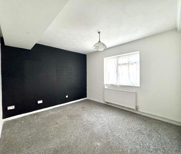 4 bedroom end of terrace house to rent - Photo 1