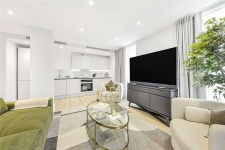 Stunning three bedroom apartment located moments away from Baker Street. - Photo 2