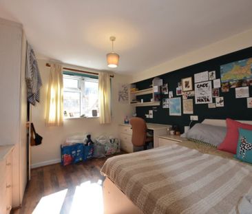 5 bedroom Flat in Brudenell Road, Leeds - Photo 4