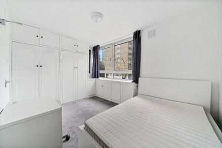 3 bedroom in London - Photo 5