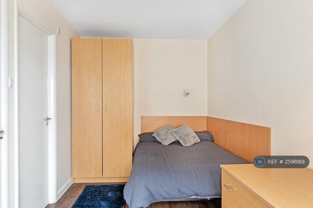 1 bedroom in a flat share to rent - Photo 1