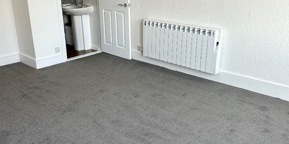 1 bedroom in a flat share to rent - Photo 3