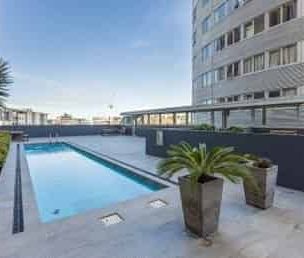 Queen size bed and pool - Photo 1