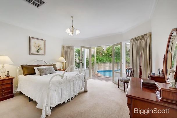 Perfect Summer Living in the Heart of Mount Waverley - Pool Maintenance Included! - Photo 1