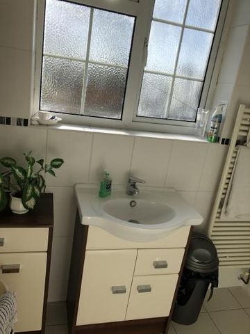 SELF CONTAINED STUDIO ROOM WITH OWN ENTRANCE - Photo 4