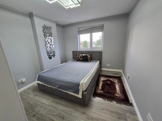 Top Floor Conversion 1 Bedroom Flat To Let West Hendon NW9 - Photo 1