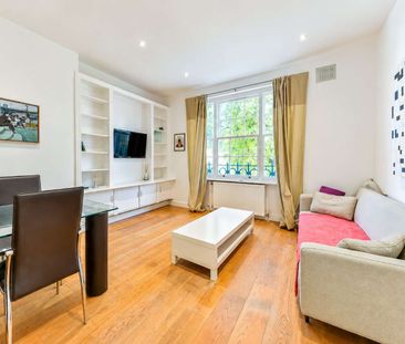 Large one bedroom apartment set on the first floor of a period conversion - Photo 2
