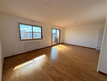 Location Appartement 4 pièces 83m² LYON 7ème - Photo 2