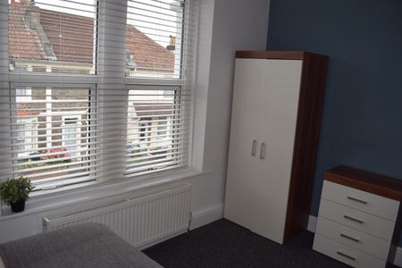 Spacious Ensuite - On Street Parking - Photo 3