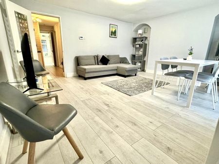 Oakley Square, Mornington Crescent, London NW1 1NH - Photo 2