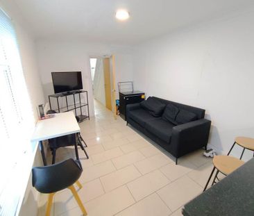 6 bedroom house to rent - Photo 2