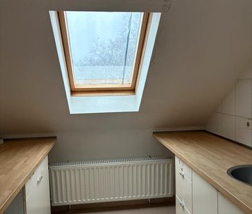 Ruhig gelegene 2 Zimmer-Dachgeschoss Wohnung - Photo 2