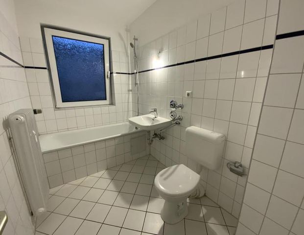 Schöne 3-Zimmer-Wohnung mit neuem Laminatboden frei! - Photo 1