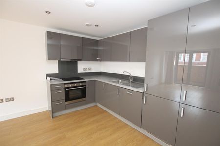 2 bedroom Apartment to let - Photo 5