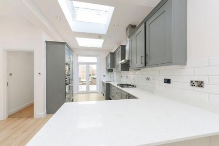 3 bedroom ground floor flat to rent - Photo 5