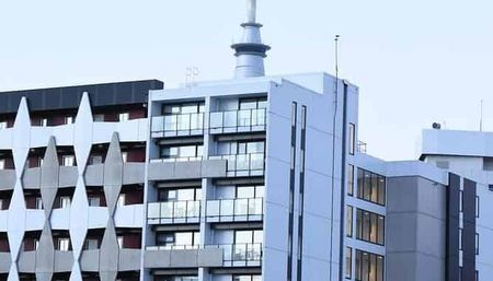 Three bedroom Central Apt w/ Balcony - Photo 3