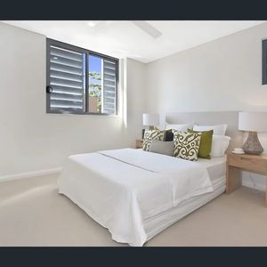 Elegant & Light-Filled Two Bedroom Apartment - Photo 2