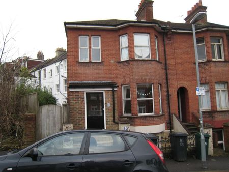4 bedroom semi-detached house to rent - Photo 3