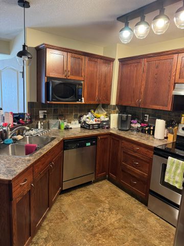 Cozy and Comfortable 2 Bedroom 2.5 Bathroom Condo Unit - Photo 2